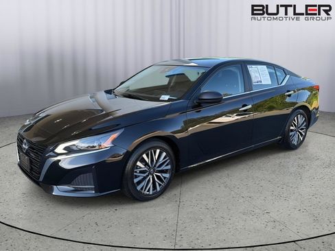 Used 2025 Nissan Altima 2.5 SV FWD image 2
