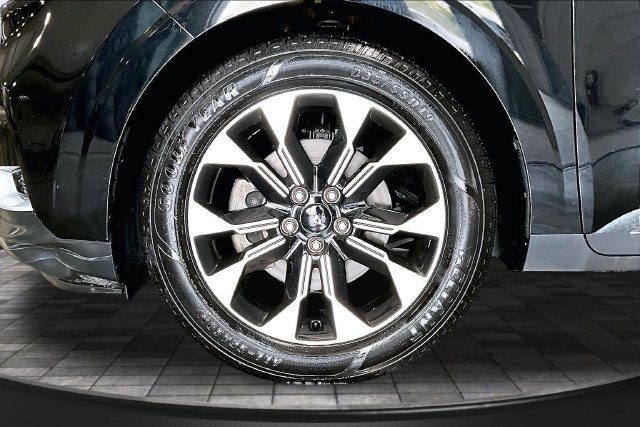 Used 2023 Kia Carnival EX FWD image 34