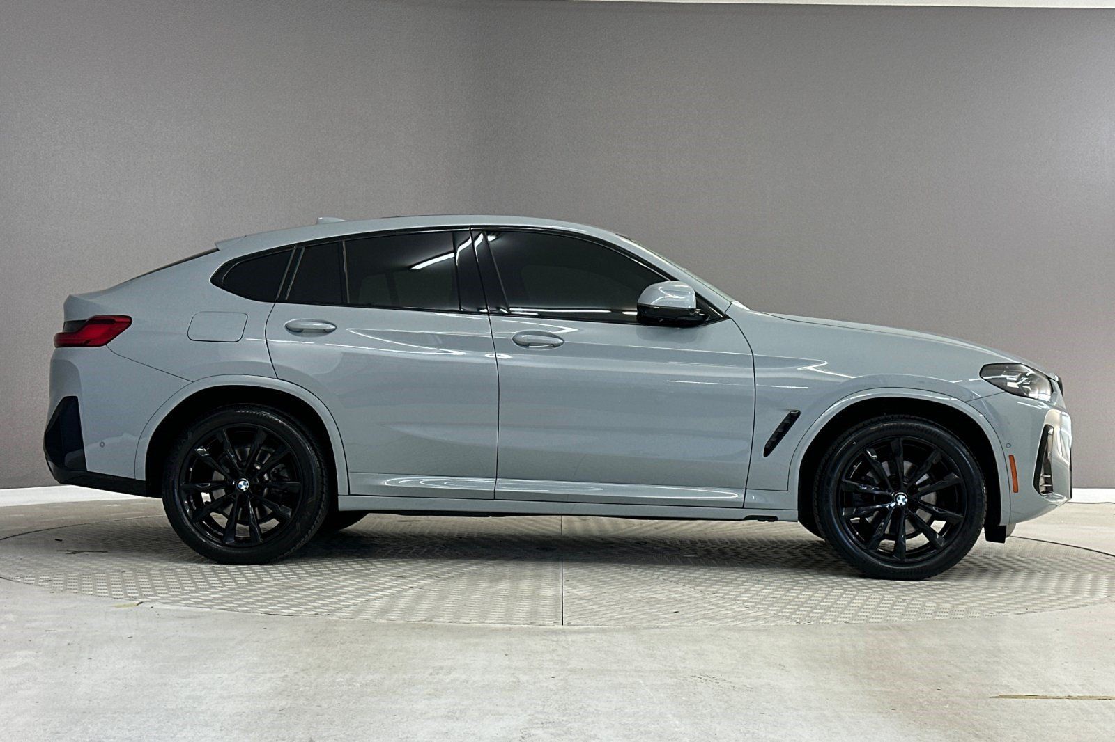 Certified 2025 BMW X4 xDrive30i w/ Premium Package AWD/4WD image 7