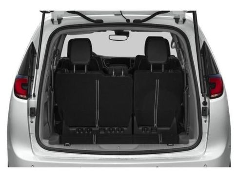 Used 2024 Chrysler Pacifica Touring-L image 11