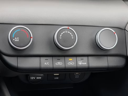 Used 2024 Hyundai Elantra SE image 30