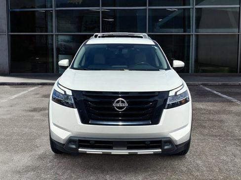 Certified 2023 Nissan Pathfinder SL w/ Black Appearance Package FWD image 5