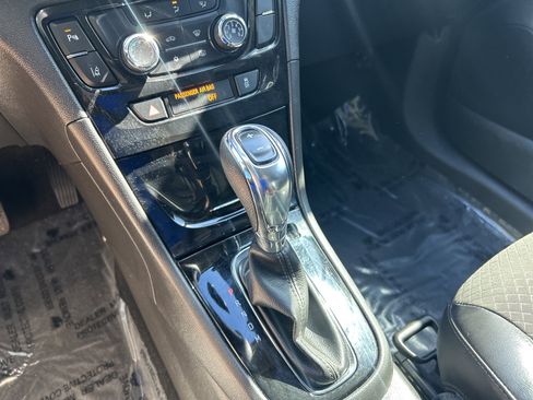 Used 2021 Buick Encore Preferred w/ Safety Package II image 27