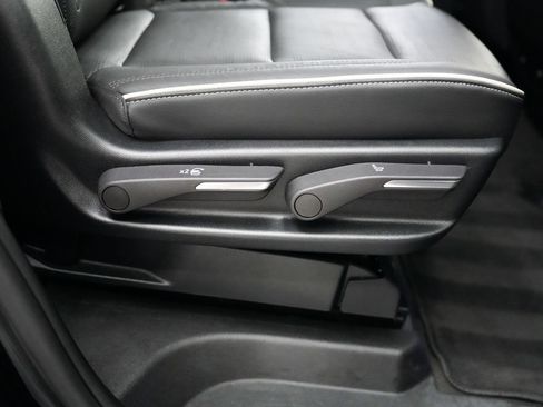 Used 2023 Cadillac Escalade Premium Luxury AWD/4WD image 37