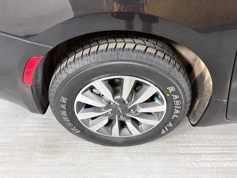 Used 2023 Chrysler Pacifica Touring-L FWD image 10