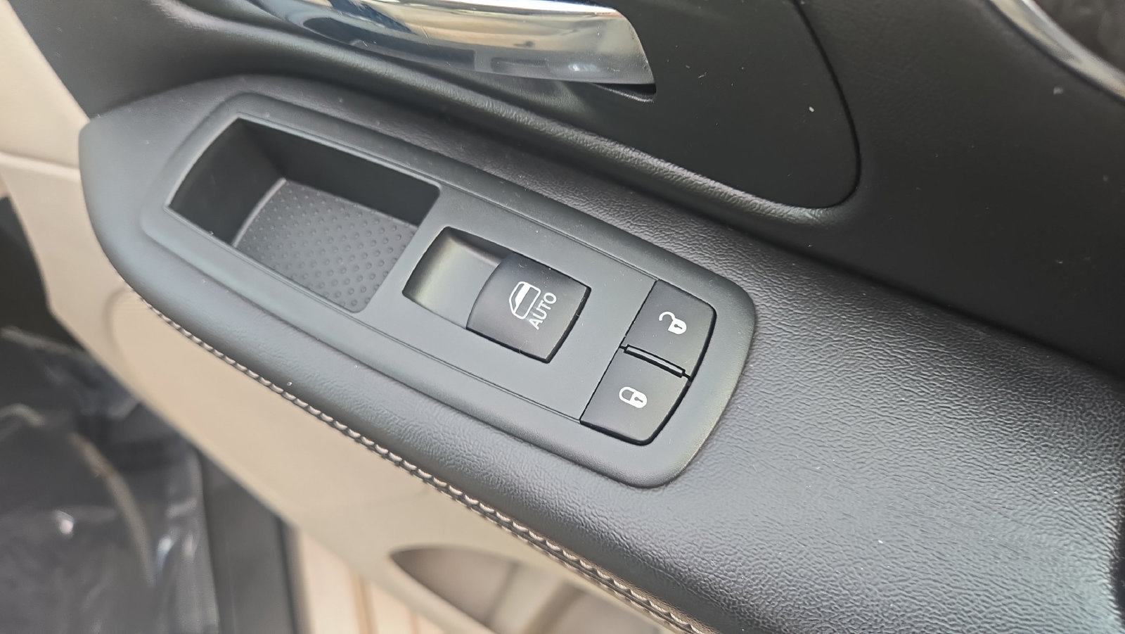 Used 2012 Chrysler Town & Country Touring-L w/ Entertainment Group #2 FWD image 23