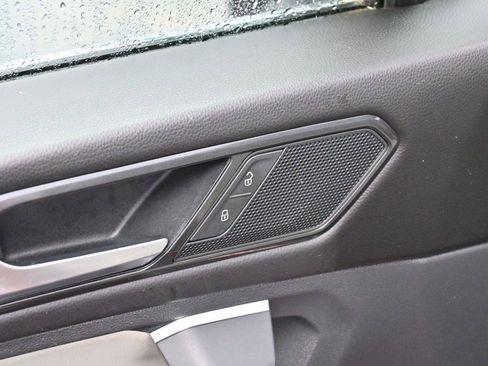 Used 2018 Volkswagen Tiguan SE w/ Panoramic Sunroof Package image 10