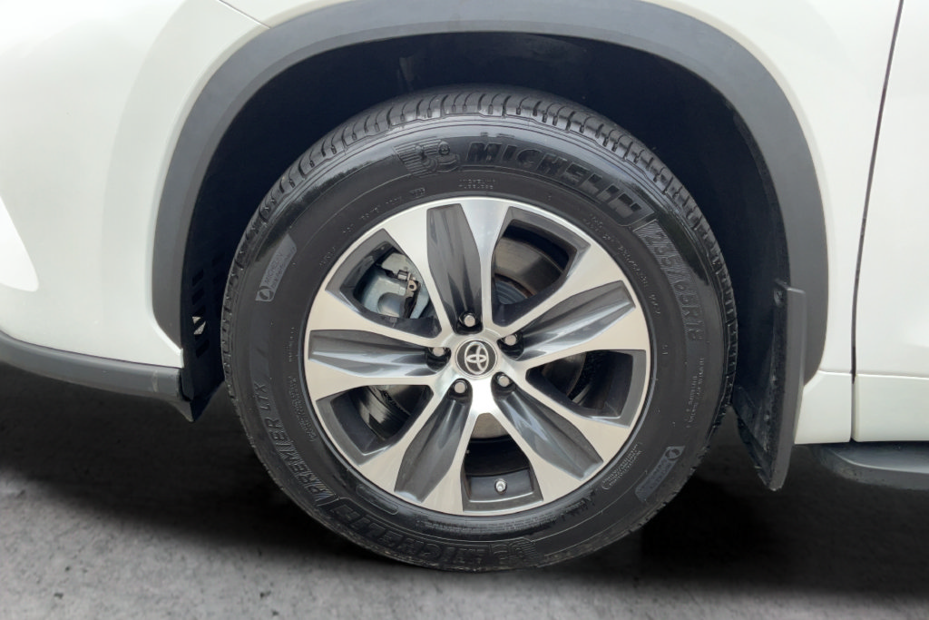 Used 2024 Toyota Highlander XLE FWD image 25