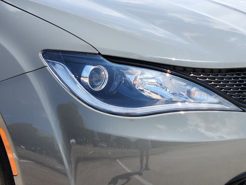 Used 2020 Chrysler Pacifica Touring w/ S Appearance Package FWD image 8