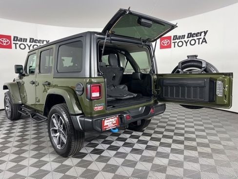 Used 2024 Jeep Wrangler Unlimited image 17