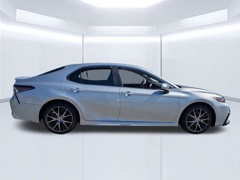 Used 2021 Toyota Camry SE image 3