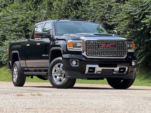 Used 2018 GMC Sierra 3500 Denali w/ Duramax Plus Package AWD/4WD image 2