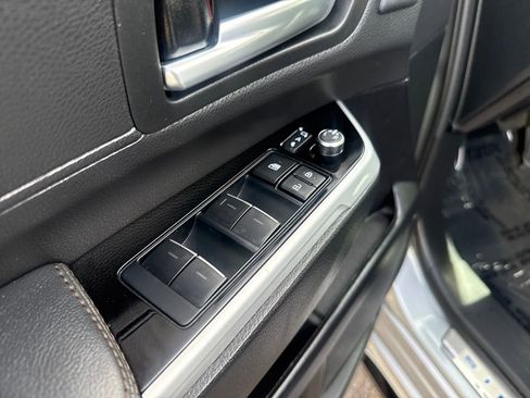 Used 2025 Toyota Sienna Limited image 11