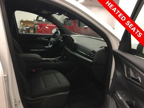 Used 2025 Chevrolet Traverse LT image 13