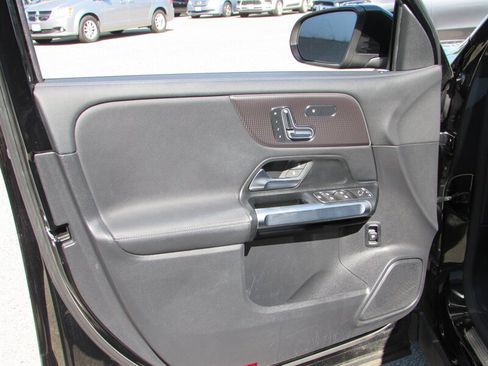 Used 2022 Mercedes-Benz EQB 300 4MATIC image 5