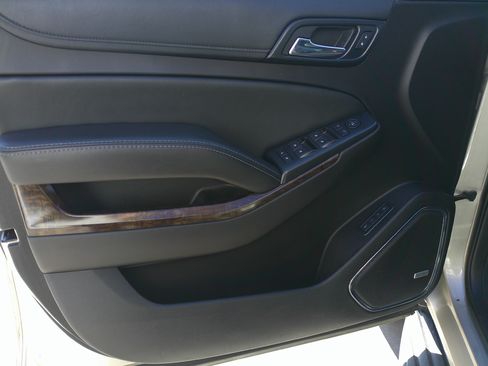 Used 2017 Chevrolet Suburban LT image 17