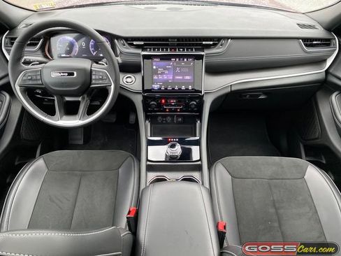 Certified 2025 Jeep Grand Cherokee Altitude image 9