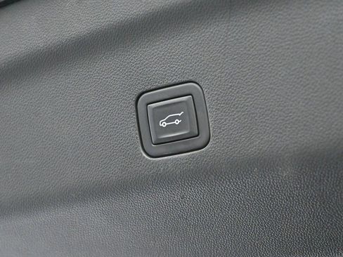 Used 2023 GMC Yukon XL SLT w/ SLT Premium Package AWD/4WD image 12