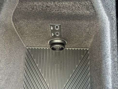 Used 2023 BMW 740i w/ Executive Package RWD image 38