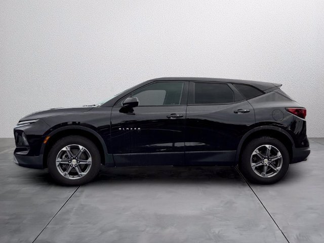 Used 2023 Chevrolet Blazer LT FWD image 2