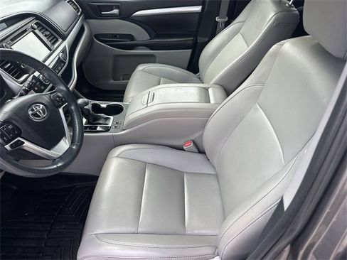Used 2019 Toyota Highlander XLE image 22