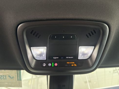 Used 2023 Chevrolet Traverse LT image 37