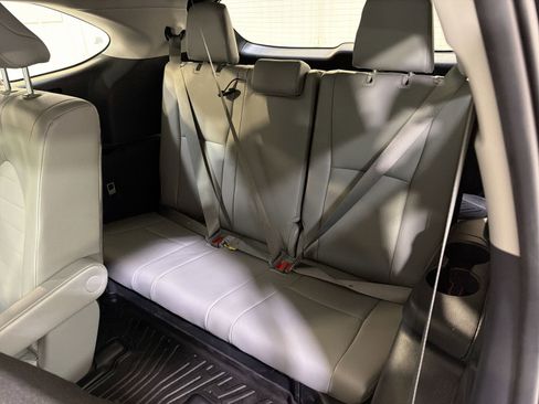 Used 2025 Toyota Highlander XLE image 26