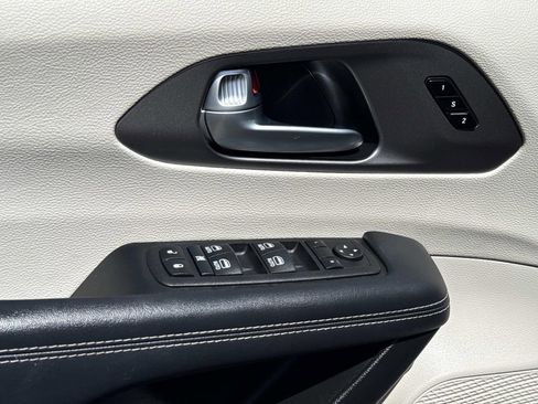 Used 2023 Chrysler Pacifica Touring-L w/ Uconnect Theater Family Group FWD image 24