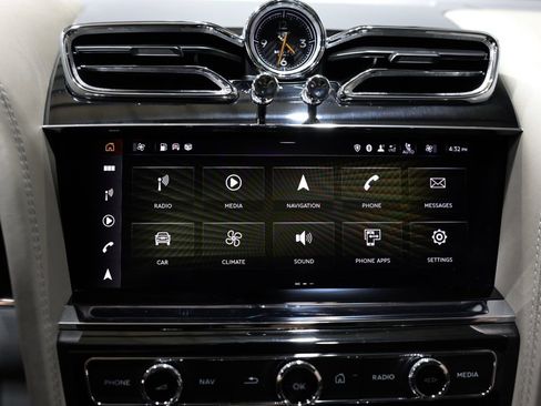 Used 2022 Bentley Bentayga image 46