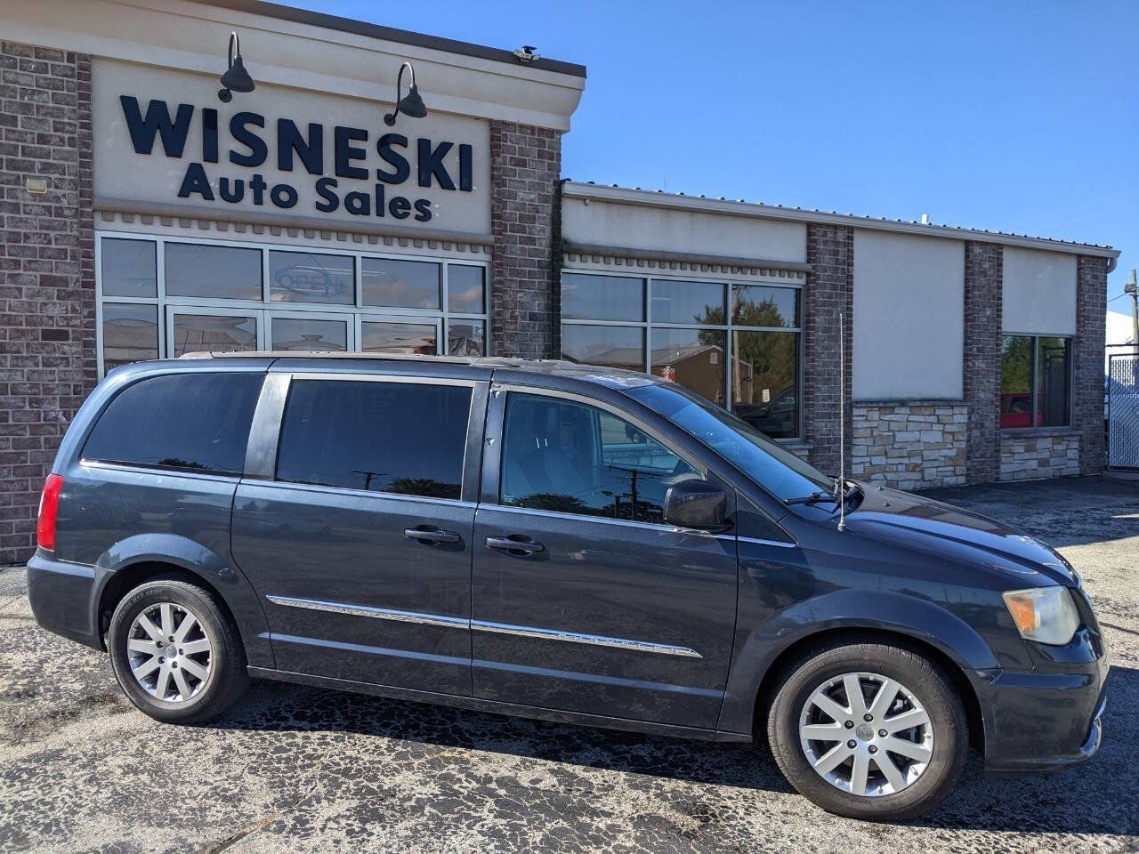 Used 2014 Chrysler Town & Country Touring FWD image 2