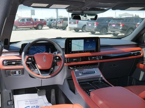 Used 2025 Lincoln Aviator Reserve w/ Illumination Package RWD image 2
