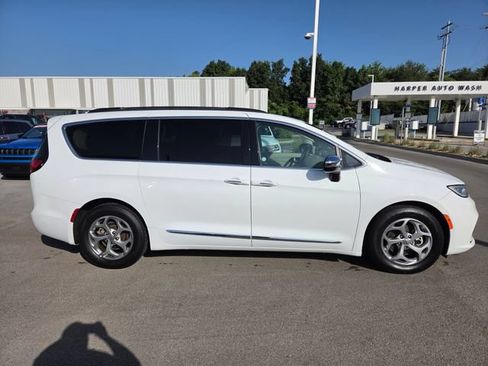 Used 2023 Chrysler Pacifica Limited FWD image 5