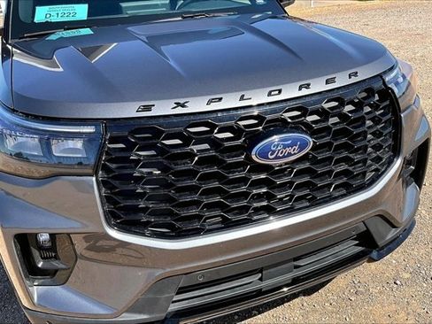 Used 2025 Ford Explorer ST-Line w/ ST-Line Street Pack AWD/4WD image 32
