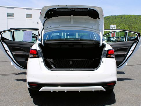 Used 2025 Nissan Versa SR w/ Trunk Package FWD image 20