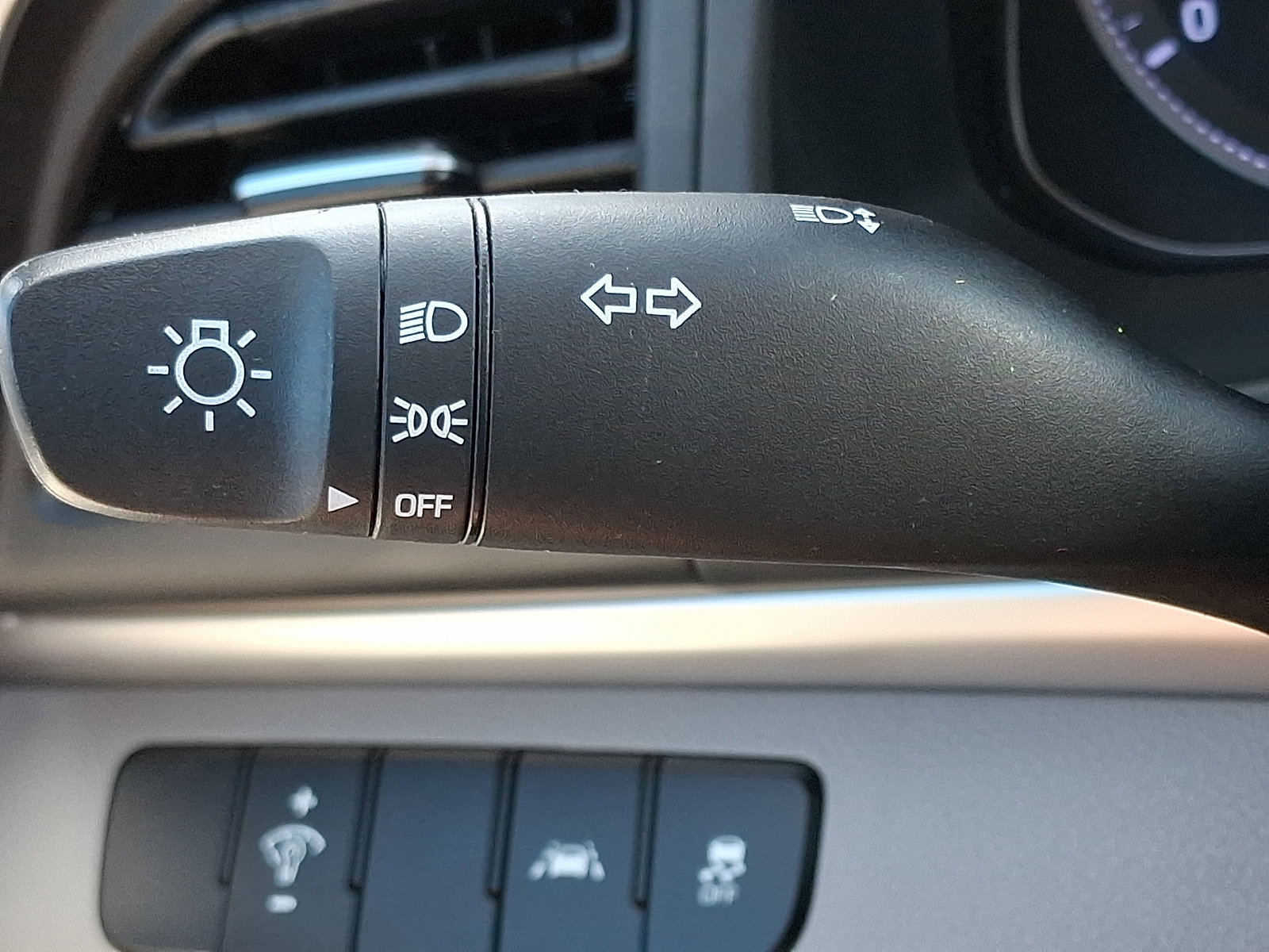 Used 2020 Hyundai Elantra SE FWD image 25