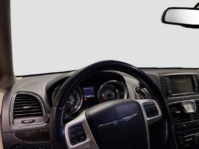 Used 2014 Chrysler Town & Country Touring FWD image 11