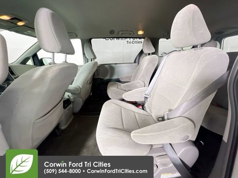 Used 2018 Toyota Sienna LE FWD image 27