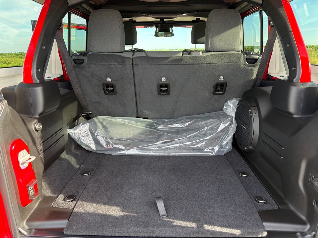 Used 2026 Jeep Wrangler Unlimited Sahara AWD/4WD image 18