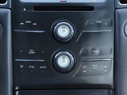Used 2018 Ford Taurus SEL w/ Equipment Group 201A FWD image 13