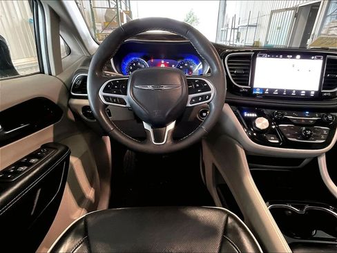 Used 2023 Chrysler Pacifica Limited image 18