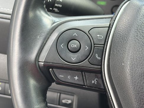 Used 2022 Toyota Venza LE AWD/4WD image 17