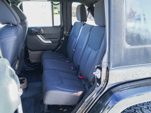 Used 2017 Jeep Wrangler Unlimited Sahara w/ Connectivity Group image 18