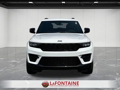 Used 2024 Jeep Grand Cherokee Altitude image 8