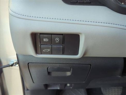Used 2023 Toyota Highlander LE FWD image 11