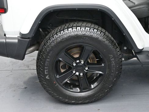 Used 2022 Jeep Wrangler Unlimited Sahara AWD/4WD image 32