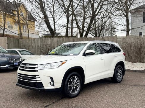 Used 2017 Toyota Highlander XLE image 2