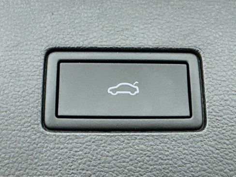 Used 2025 Volkswagen Atlas SE image 30