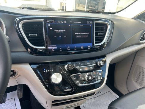 Used 2024 Chrysler Pacifica Touring-L image 22