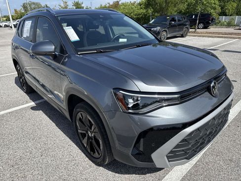 Certified 2025 Volkswagen Taos SE w/ Panoramic Sunroof Package FWD image 16