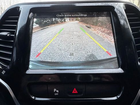 Used 2019 Jeep Cherokee Limited image 19